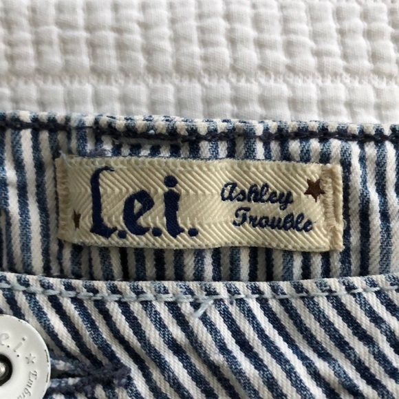 Striped shorts - Picture 3 of 3